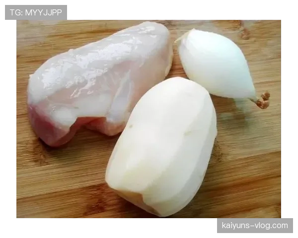 覃海洋家的冰箱里只有鸡胸肉和水，连瓶可乐都找不到
